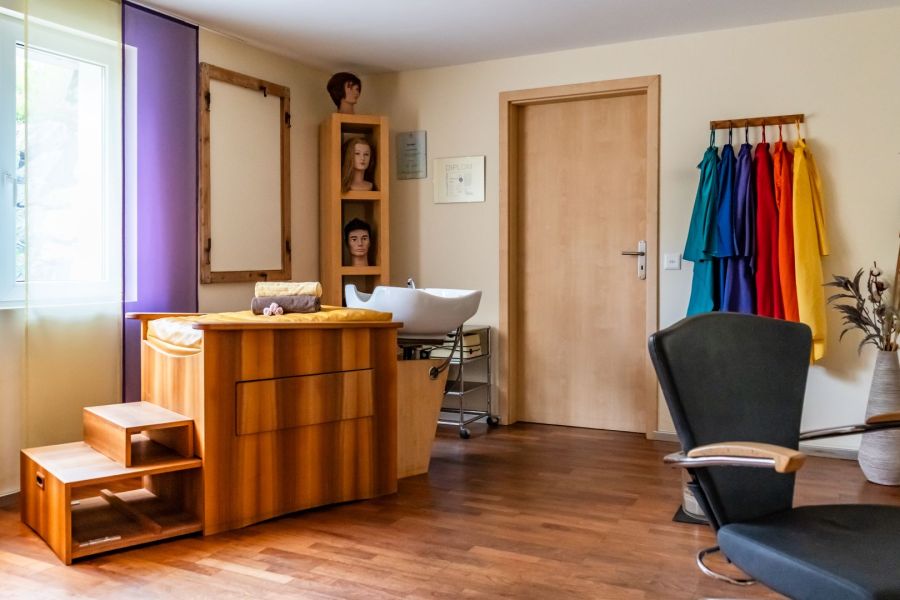 Der Salon von innen mit Station zum Haare waschen